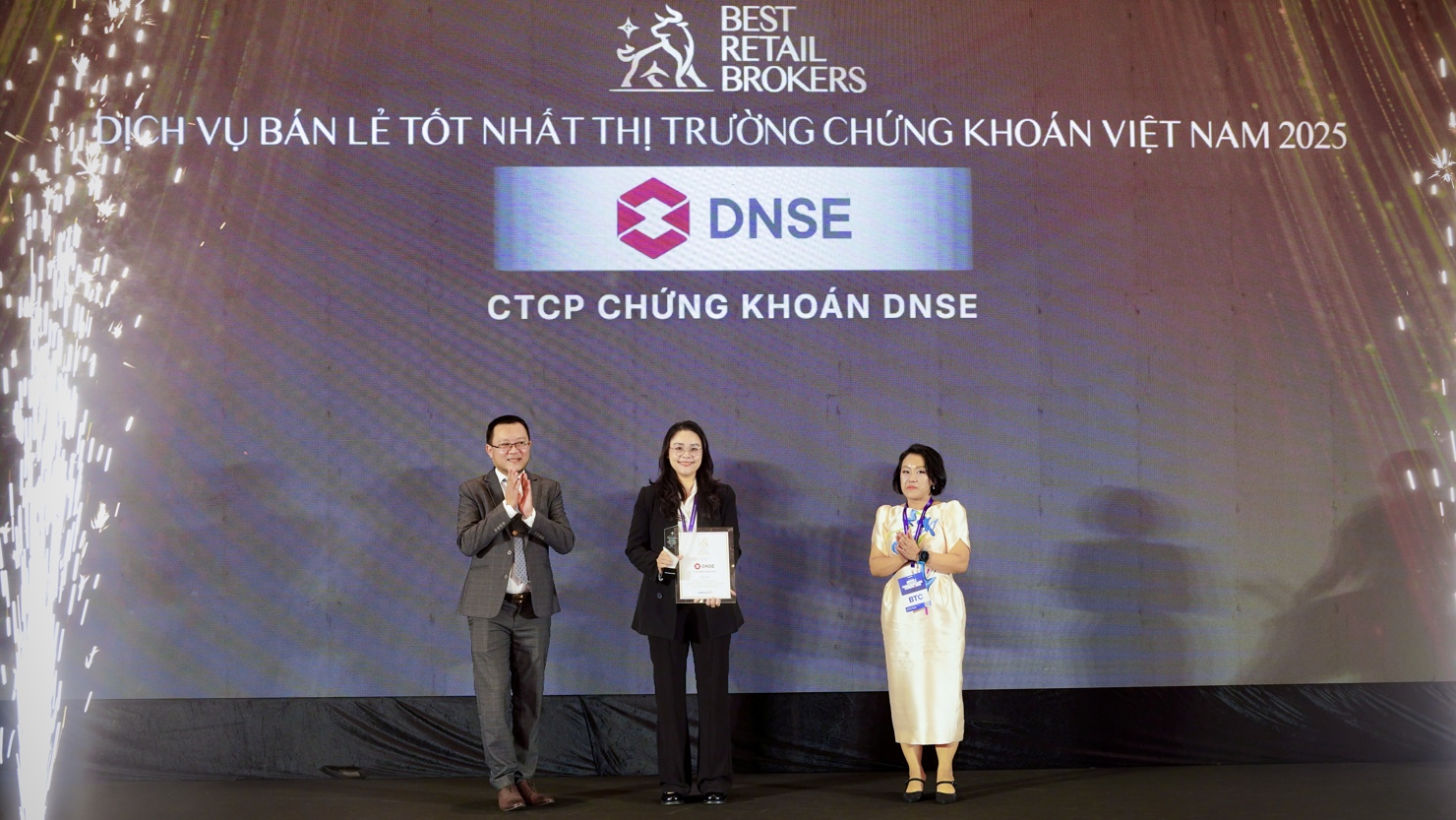 Bà Nguyễn Ngọc Linh, Tổng Giám đốc DNSE (giữa) nhận giải Top 10 công ty chứng khoán có dịch vụ bán lẻ tốt nhất tại Việt Nam