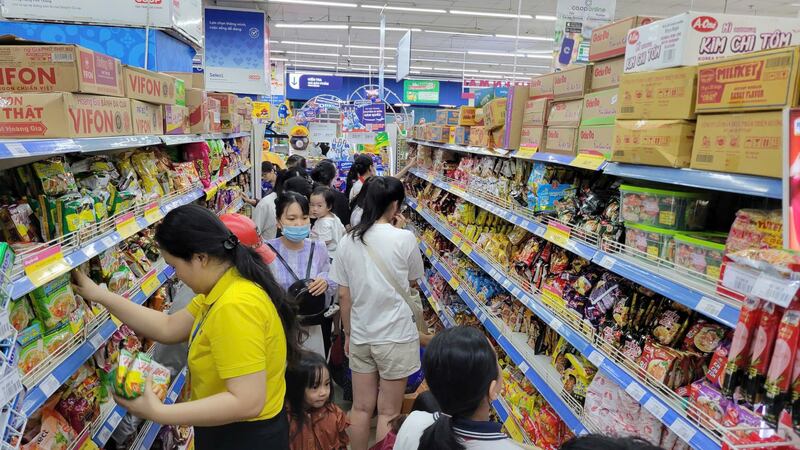 Người dân mua sắm đông tại khu hàng thiết yếu ở Co.opmart Quy Nhơn