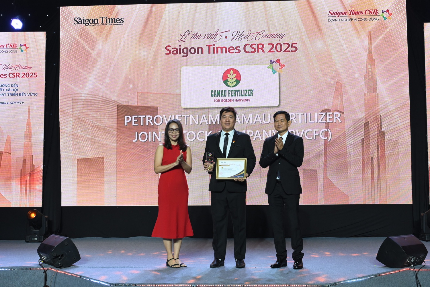 Phân bón Cà Mau: Doanh nghiệp vì cộng đồng 4 năm liên tiếp Phân bón Cà Mau: Doanh nghiệp vì cộng đồng 4 năm liên tiếp