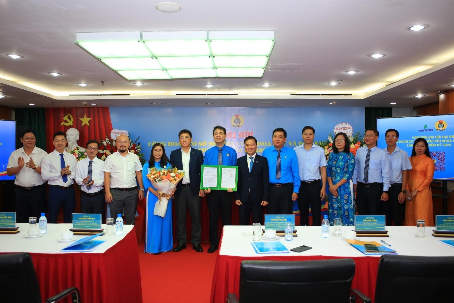 Ban Chấp hành Công đoàn NCKH & ĐT nhiệm kỳ 2025-2030 ra mắt Đại hội.