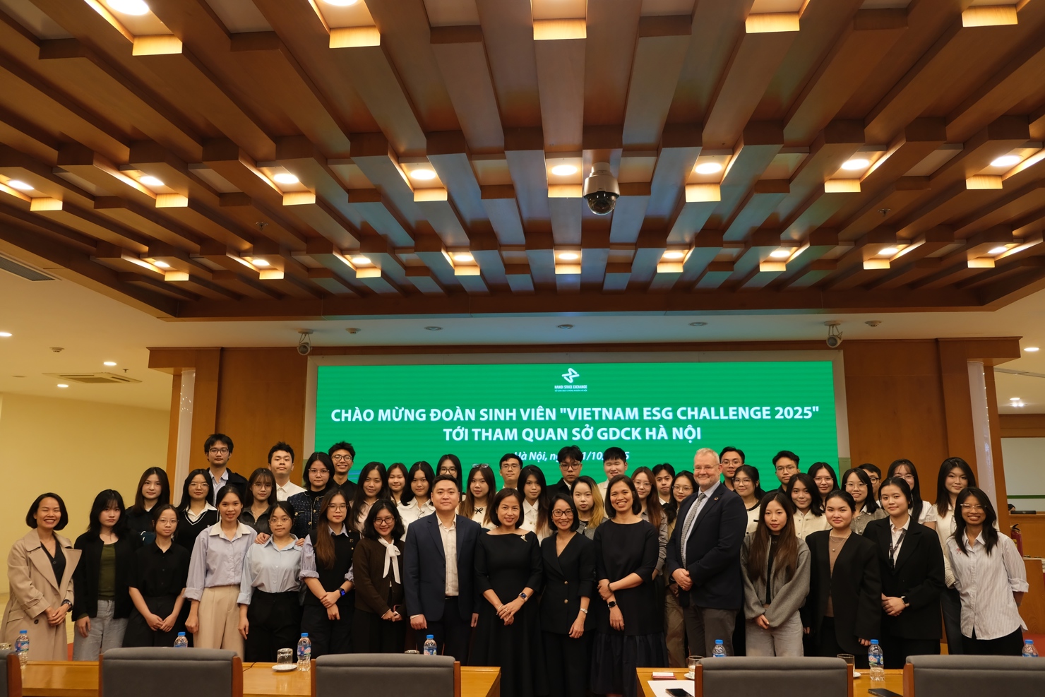 Đại diện Sở Giao dịch Chứng khoán Hà Nội (HNX), các chuyên gia quốc tế và sinh viên tham dự chương trình “Viet Nam ESG Challenge 2025” tại Góc Nhà đầu tư – HNX, chiều 31/10/2025. Ảnh: HNX.