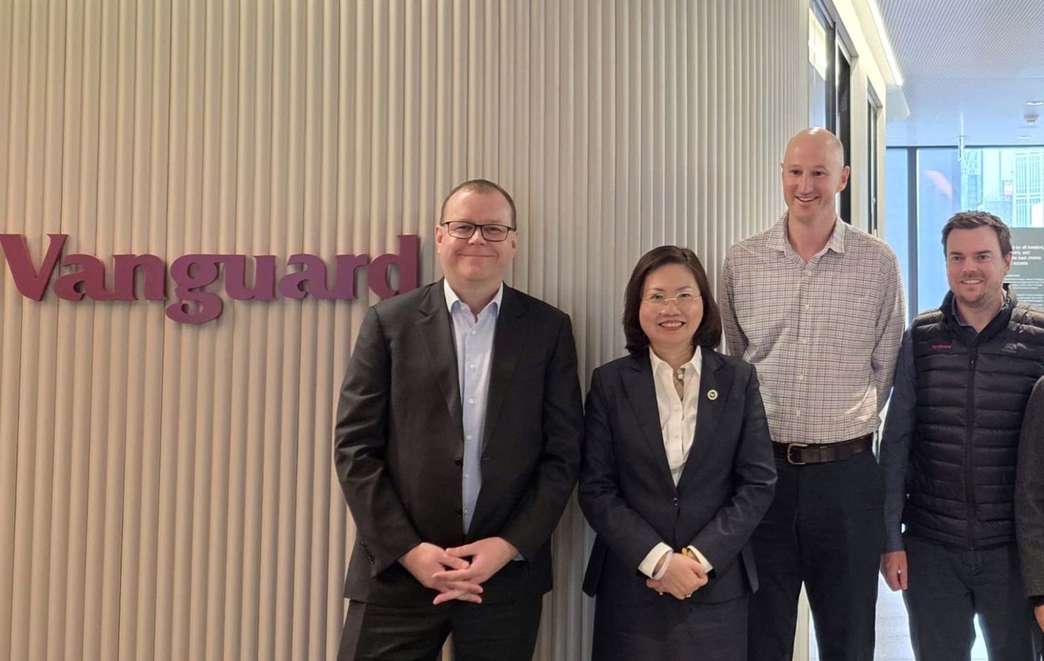 Chủ tịch UBCKNN chụp ảnh cùng đại diện Quỹ Đầu tư toàn cầuVanguard.