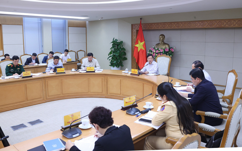 Phó Thủ tướng Trần Hồng Hà chủ trì cuộc họp về lộ trình áp dụng quy chuẩn kỹ thuật quốc gia đối với khí thải xe ô tô tham gia giao thông đường bộ. Ảnh: VGP/Minh Khôi