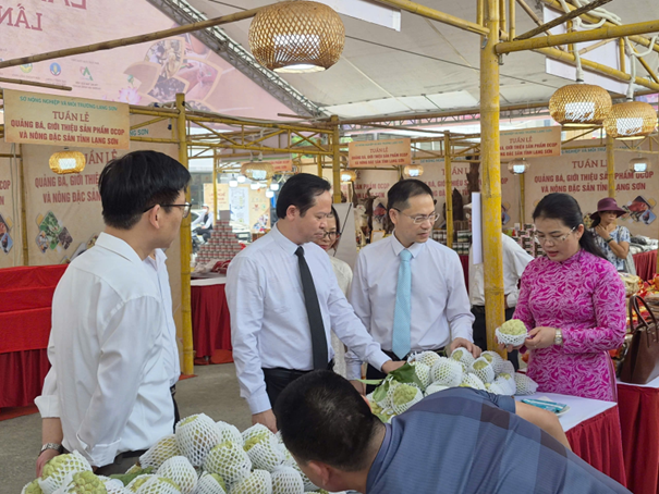 Lãnh đạo tỉnh thăm quan gian hàng OCOP của tỉnh Lạng Sơn