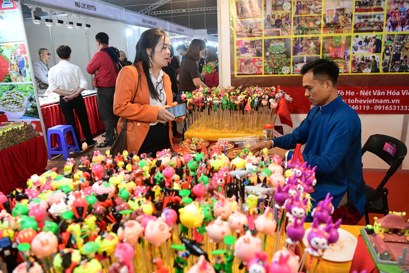 Nghề nặn tò he không chỉ bảo tồn giá trị văn hóa truyền thống mà còn mở ra hướng phát triển mới, trở thành sản phẩm làng nghề mang bản sắc dân tộc và giá trị xuất khẩu. Ảnh: N.H