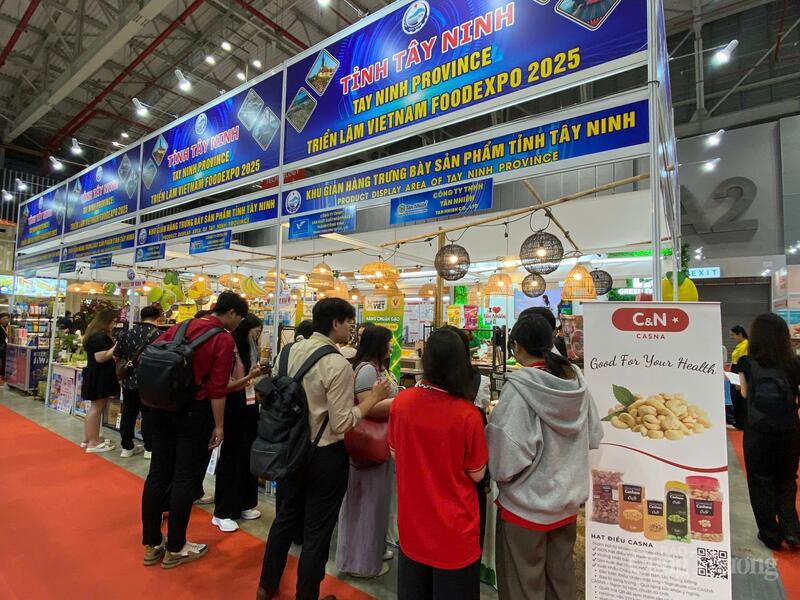 Các gian hàng của Tây Ninh thu hút hàng ngàn lượt tham quan, kết nối.