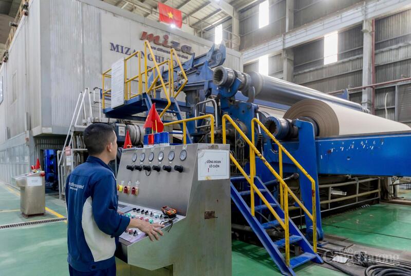 Hóa chất là một phần không thể thiếu trong chu trình sản xuất của Công ty TNHH Miza. từ các loại xút (NaOH) dùng trong công đoạn xử lý bột giấy, các chất tẩy trắng như oxy già (H2O2), cho đến các loại phèn, polymer dùng trong hệ thống xử lý nước thải quy mô lớn. Ảnh: Quốc Huy