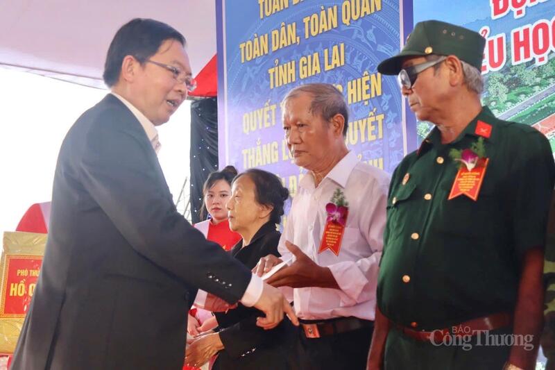 Phó Thủ tướng Hồ Quốc Dũng trao tặng các phần quà cho các hộ gia đình chính sách.