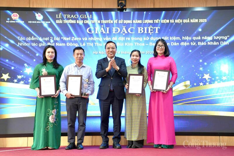 Thứ trưởng Bộ Công Thương Nguyễn Hoàng Long trao giải cho các tác giả có tác phẩm đoạt giải Đặc biệt.