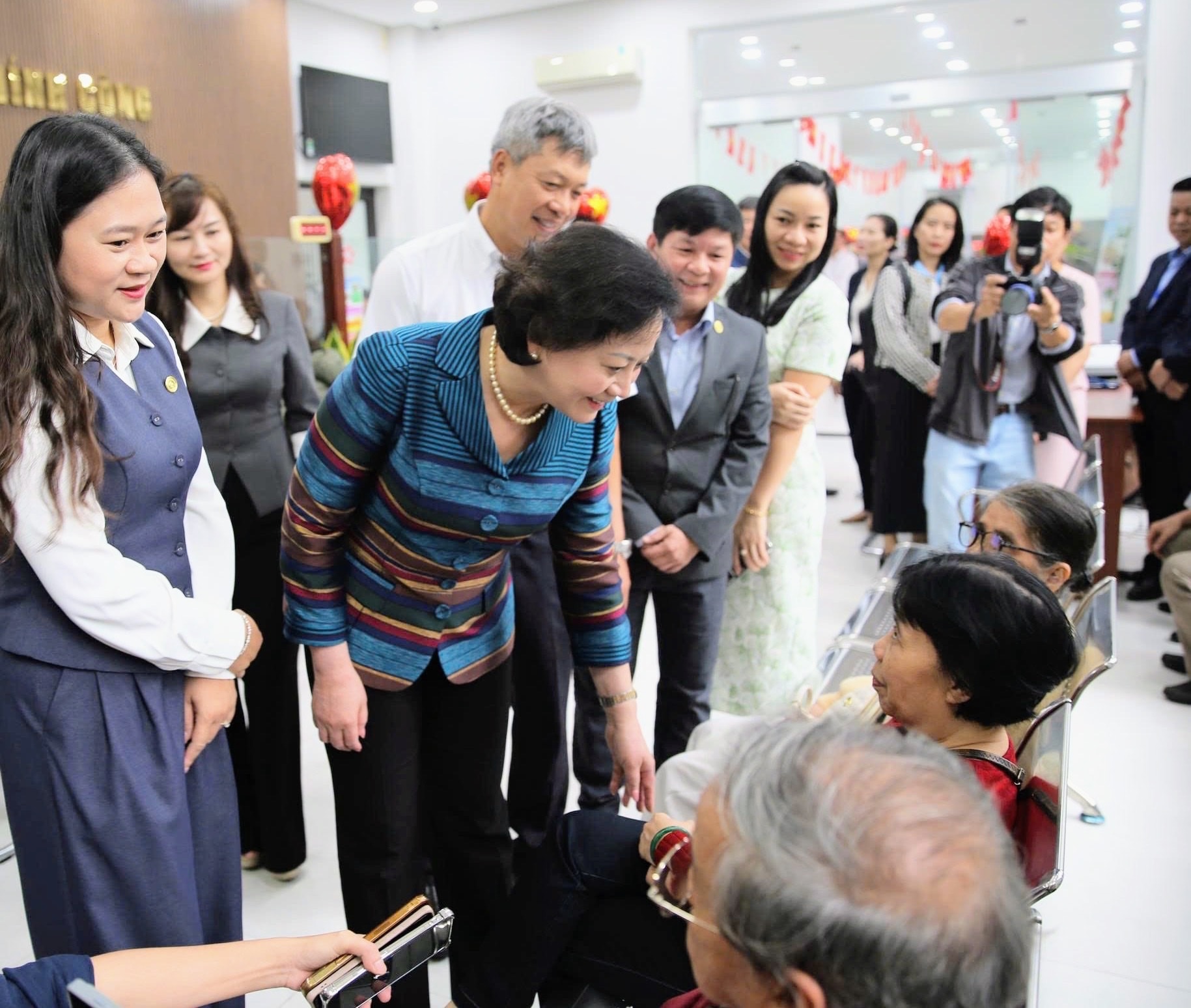 Phó Thủ tướng Phạm Thị Thanh Trà kiểm tra hoạt động Trung tâm phục vụ hành chính công phường Hải Châu, Đà Nẵng- Ảnh 2.