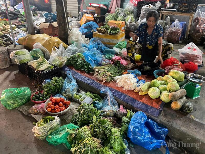 Các tiểu thương chỉ dám nhập hàng cầm chừng do sức mua bị chững lại. Ảnh. Khánh Ly