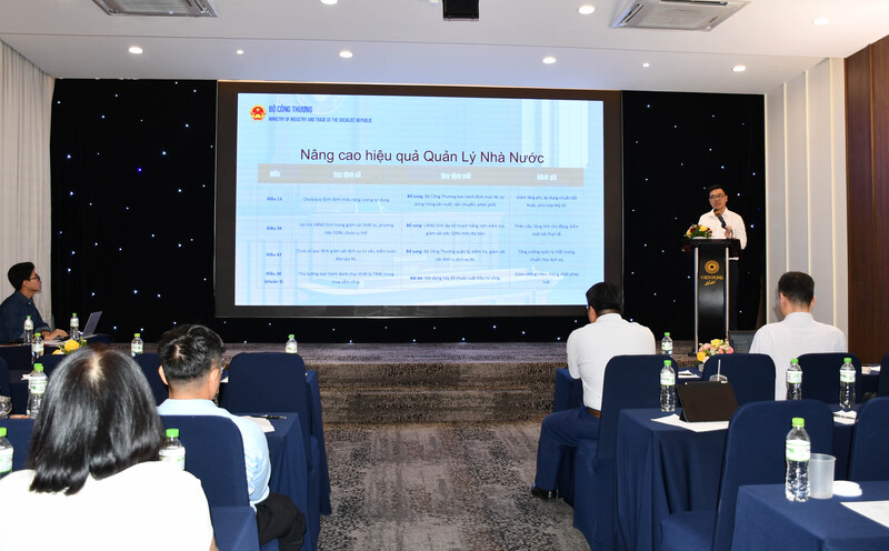 Đại diện Vụ Pháp chế phổ biến chính sách mới của Luật sửa đổi, bổ sung một số điều của Luật Sử dụng năng lượng tiết kiệm và hiệu quả tại hội nghị. Ảnh: Minh Khuê.