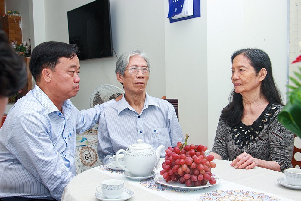 Phó Bí thư Thường trực Tỉnh ủy Huỳnh Quốc Việt thăm hỏi sức khỏe Nhà giáo Ưu tú Lý Văn Phú và cô Lê Thị Mỹ Huê. Phó Bí thư Thường trực Tỉnh ủy Huỳnh Quốc Việt thăm hỏi sức khỏe Nhà giáo Ưu tú Lý Văn Phú và cô Lê Thị Mỹ Huê.