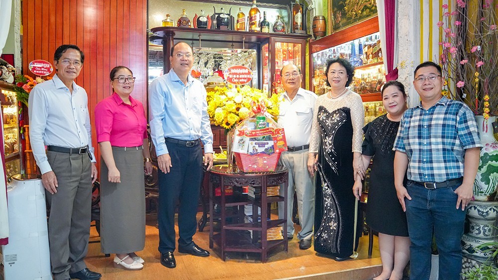 Tri ân nhà giáo tiêu biểu, khẳng định chiến lược phát triển giáo dục Tri ân nhà giáo tiêu biểu, khẳng định chiến lược phát triển giáo dục