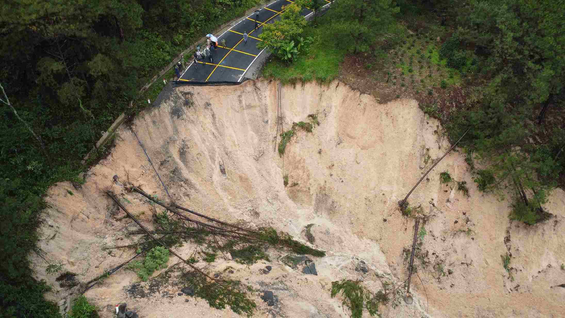 Hiện tại công tác khắc phục sạt lở trên đèo Mimosa vẫn chưa thể triển khai. Ảnh: Phúc Khánh