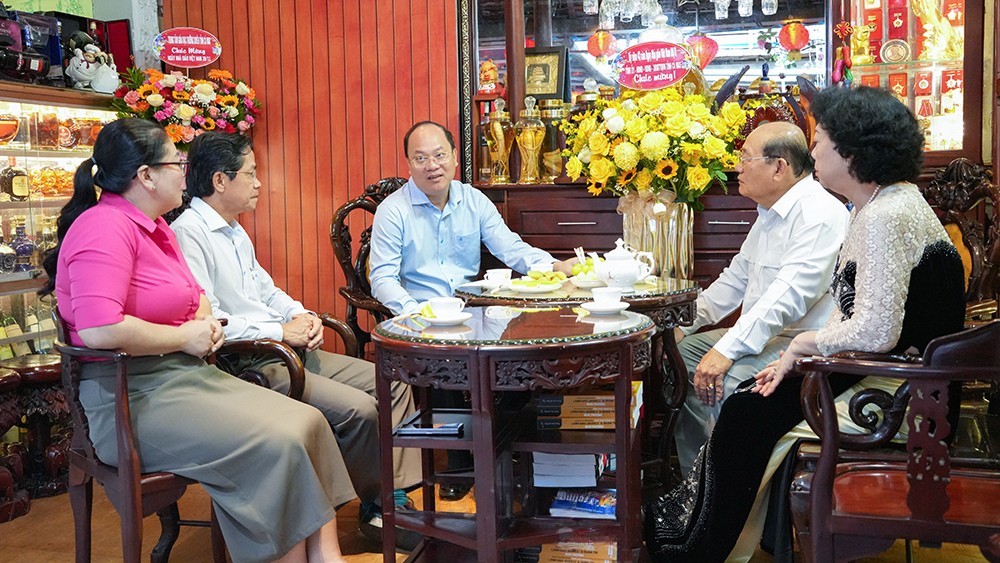 Bí thư Tỉnh ủy Nguyễn Hồ Hải (giữa) cùng đoàn công tác đến thăm Nhà giáo Nhân dân, Tiến sĩ Thái Văn Long (thứ hai bên phải). Bí thư Tỉnh ủy Nguyễn Hồ Hải (giữa) cùng đoàn công tác đến thăm Nhà giáo Nhân dân, Tiến sĩ Thái Văn Long (thứ hai bên phải).