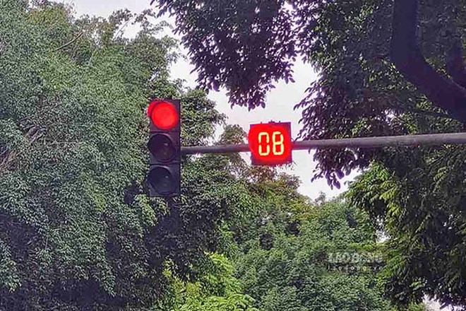Hà Nội áp dụng đèn tín hiệu hiển thị số đếm lùi 8 giây trên nhiều tuyến đường