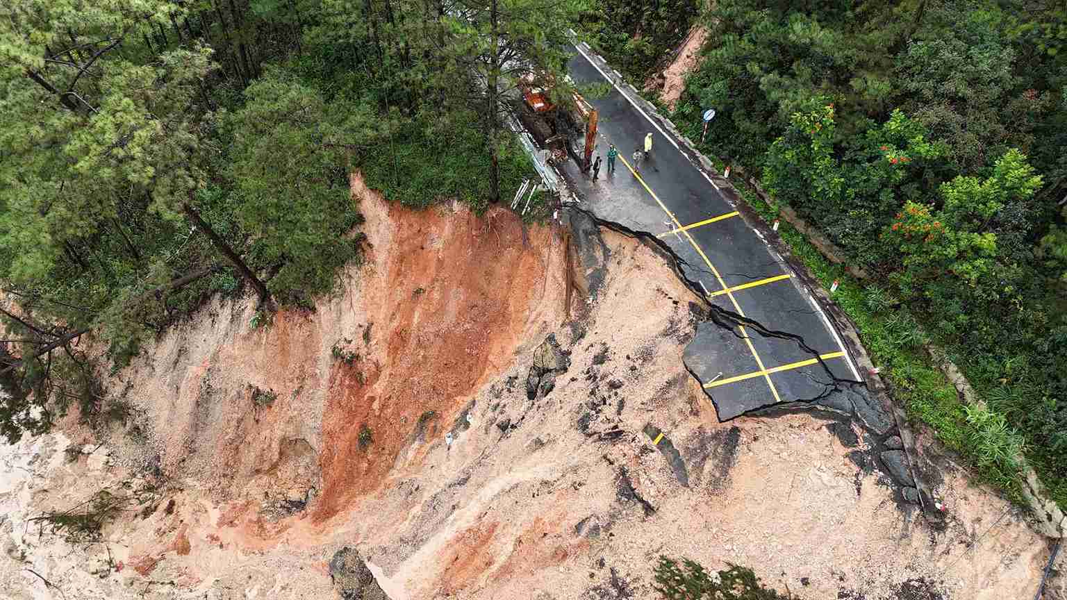 Đèo Mimosa bị sạt lở làm đứt gãy vào khuya 19.11. Ảnh: Phúc Khánh