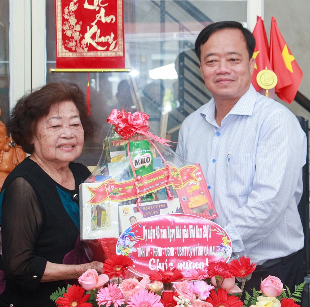 Cô Đàm Thị Ngọc Thơ nhận hoa, quà của Phó Bí thư Thường trực Tỉnh ủy Cà Mau Huỳnh Quốc Việt nhân kỷ niệm 43 năm Ngày Nhà giáo Việt Nam. Cô Đàm Thị Ngọc Thơ nhận hoa, quà của Phó Bí thư Thường trực Tỉnh ủy Cà Mau Huỳnh Quốc Việt nhân kỷ niệm 43 năm Ngày Nhà giáo Việt Nam.