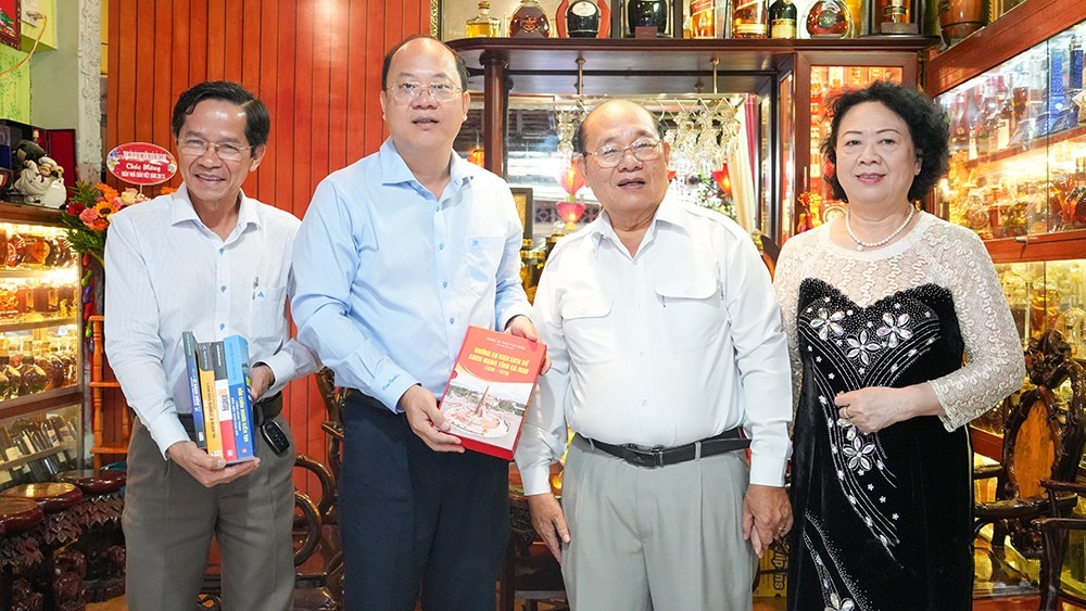 NGND - Tiến sĩ Thái Văn Long tặng sách cho Bí thư Tỉnh uỷ và đoàn công tác. NGND - Tiến sĩ Thái Văn Long tặng sách cho Bí thư Tỉnh uỷ và đoàn công tác.