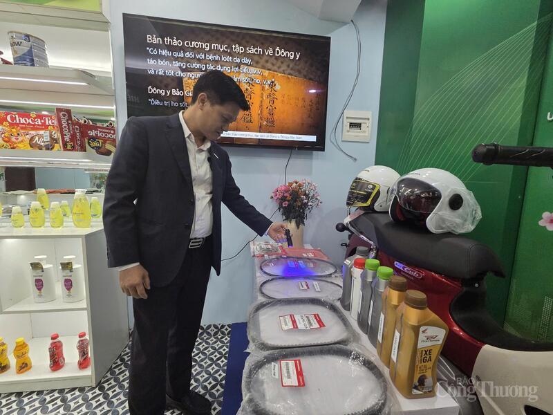 Ông Bùi Văn Định - bộ phận thực thi quyền sở hữu trí tuệ Honda hướng dẫn cách phân biệt phụ tùng Honda thật và giả.