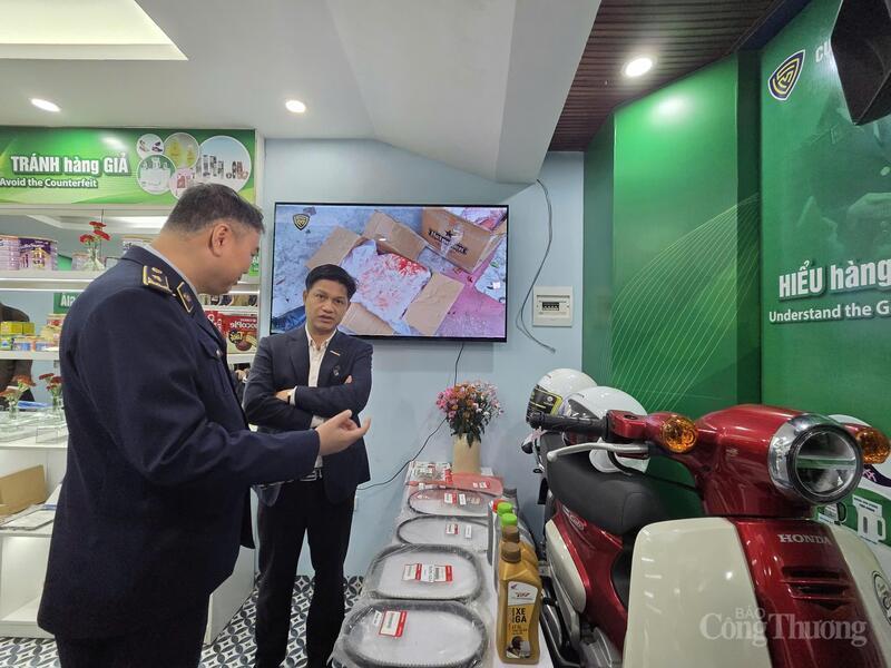 Ông Nguyễn Đức Lê và đại diện của Honda tại phòng trưng bày.