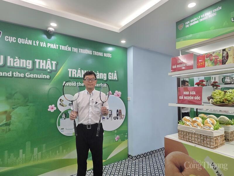 Chuyên gia người Nhật hướng dẫn phân biệt vợt cầu lông thật và giả.