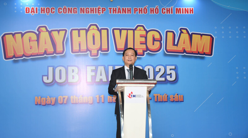 TS. Nguyễn Xuân Hồng - Phó hiệu trưởng Nhà trường. Ảnh: Minh Khuê.