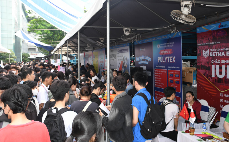 Hàng nghìn sinh viên, người lao động tham gia ngày hội việc làm tại Trường Đại học Công nghiệp TP. Hồ Chí Minh. Ảnh: Minh Khuê.