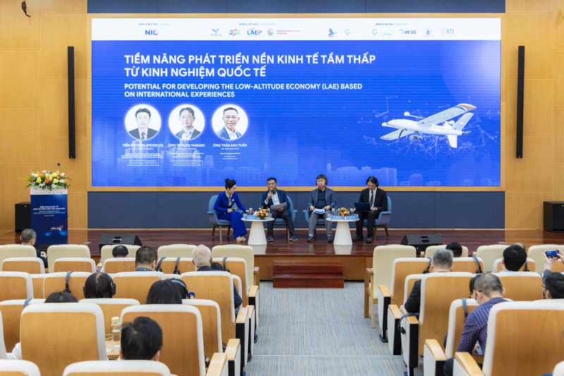 Các diễn giả thảo luận về tiềm năng phát triển kinh tế tầm thấp trong khuôn khổ diễn đàn. Ảnh: TT.