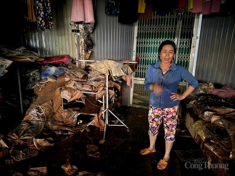 Tiểu thương Nguyễn Thị Thu Hường bên mớ hỗn độn hàng hóa do bị ngập