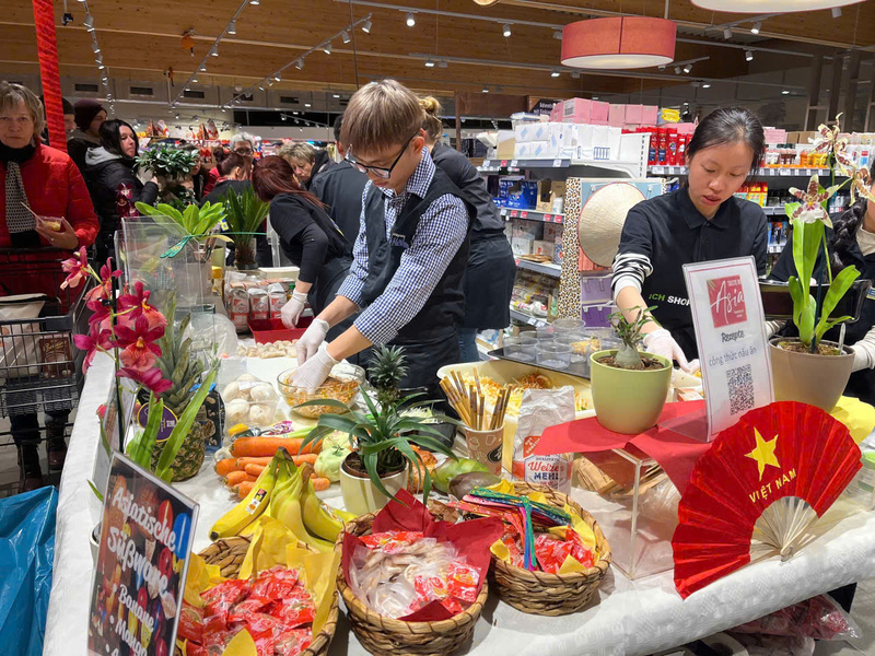 Thương vụ Việt Nam tại Đức đã phối hợp với siêu thị Edeka Höhne, Đức tổ chức góc ẩm thực Việt Nam và quảng bá sự kiện VIS 2026 tới đông đảo các bạn hàng, người tiêu dùng Đức. Ảnh: TVVN tại Đức