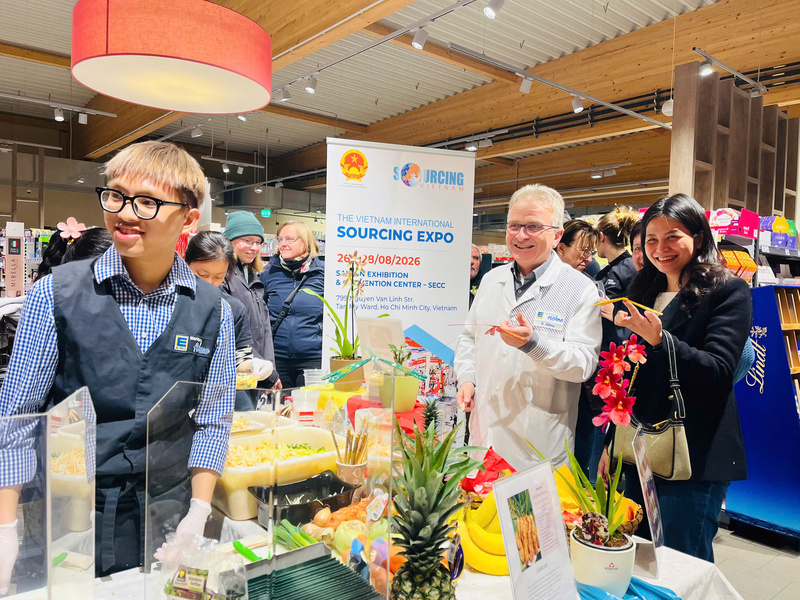 Góc ẩm thực Việt Nam đã thu hút sự quan tâm đặc biệt khách mua hàng tại siêu thị. Ảnh: TVVN tại Đức