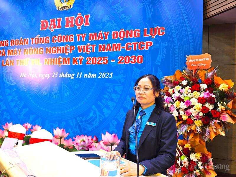 Bà Nguyễn Thị Huệ - Phó Chủ tịch Công đoàn VEAM trình bày báo cáo chính trị Đại hội