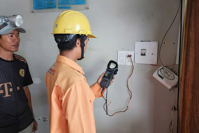 Cùng với khôi phục cấp điện, ngành điện miền Trung vẫn đang tăng cường kiểm tra, đảm bảo an toàn điện sau công tơ cho Nhân dân.