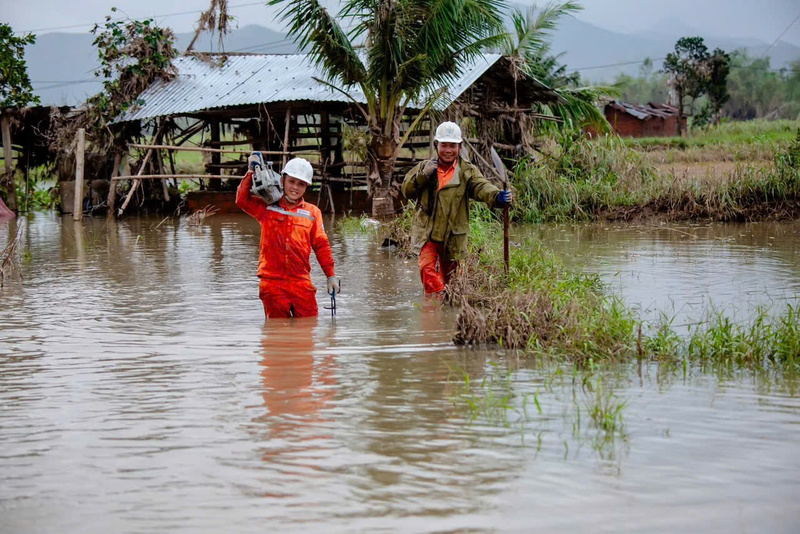Hàng nghìn cán bộ, người lao động ngành điện miền Trung làm việc ngày đêm khôi phục cấp điện cho gần 1,9 triệu hộ dân, đơn vị bị mất điện do mưa lũ lịch sử.