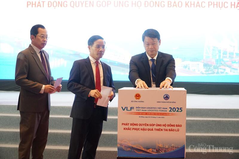 Các đại biểu tham dự Diễn đàn quyên góp ủng hộ đồng bào khắc phục hậu quả thiên tai bão lũ