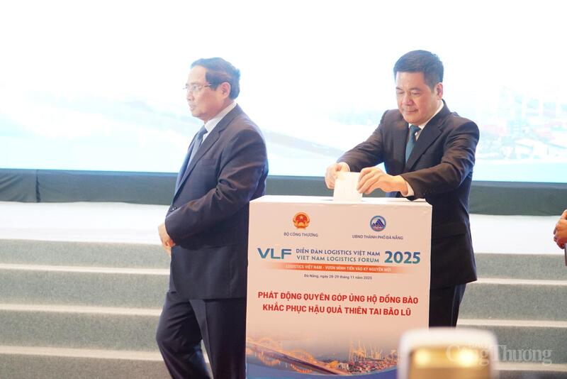 Bộ trưởng Nguyễn Hồng Diên ủng hộ đồng bào khắc phục hậu quả thiên tai