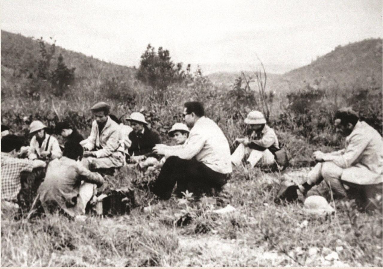 Cán bộ địa chất dầu khí cùng chuyên gia Liên Xô khảo sát thực địa vùng trũng An Châu (Thái Bình)