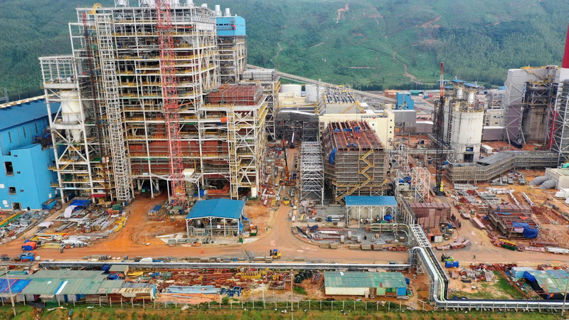 Một góc Nhà máy Nhiệt điện Quảng Trạch I nhìn từ trên cao với hoạt động thi công liên tục suốt ngày đêm. Ảnh: EVN