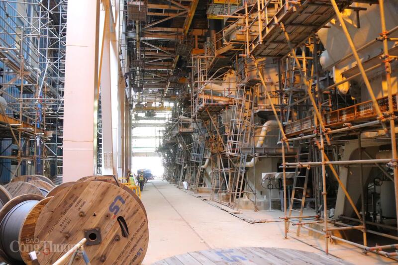 Đối với dự án cơ sở hạ tầng Trung tâm Điện lực Quảng Trạch, đến nay, các hạng mục chính như bến nhập than, cầu dẫn, kênh thoát nước hoàn trả đã cơ bản hoàn thành. Thiết bị bốc dỡ than (CSU) đã được lắp đặt, căn chỉnh hoàn tất và chạy thử không tải từ ngày 15-30/11/2025, sau đó chạy thử liên động với hệ thống băng tải than từ ngày 25/12/2025. Ảnh: Thanh Tuấn