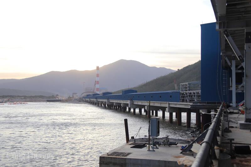 Về công tác bảo vệ môi trường, nhà máy sẽ được trang bị đồng bộ các hệ thống xử lý nước thải, khí thải và lọc bụi do vậy hàm lượng phát thải khí sau khi được xử lý tuân thủ hoàn toàn các quy chuẩn về môi trường Việt Nam hiện hành và tương đương với các tiêu chuẩn của Ngân hàng Thế giới áp dụng. Ảnh: Thanh Tuấn