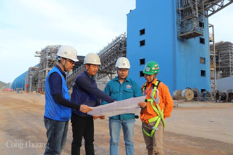 Các nhà thầu tất bật trên công trường trong giai đoạn cao điểm lắp đặt thiết bị. Ảnh: Thanh Tuấn