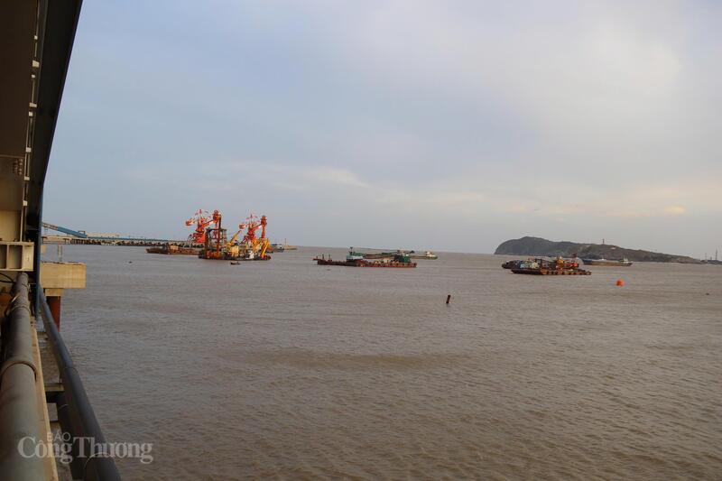 Khu vực đê chắn sóng và cảng nhập than đã thi công hoàn thành, chuẩn bị phục vụ cho hoạt động của Nhà máy nhiệt điện Quảng Trạch I. Ảnh: Thanh Tuấn