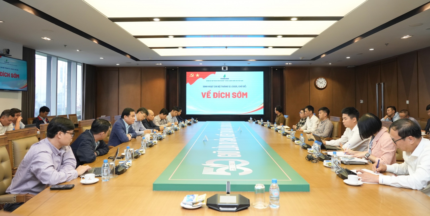 Đồng chí Lê Ngọc Sơn, Phó Bí thư Đảng ủy, Tổng Giám đốc Petrovietnam sinh hoạt tại Chi bộ Thăm dò Khai thác Dầu khí.