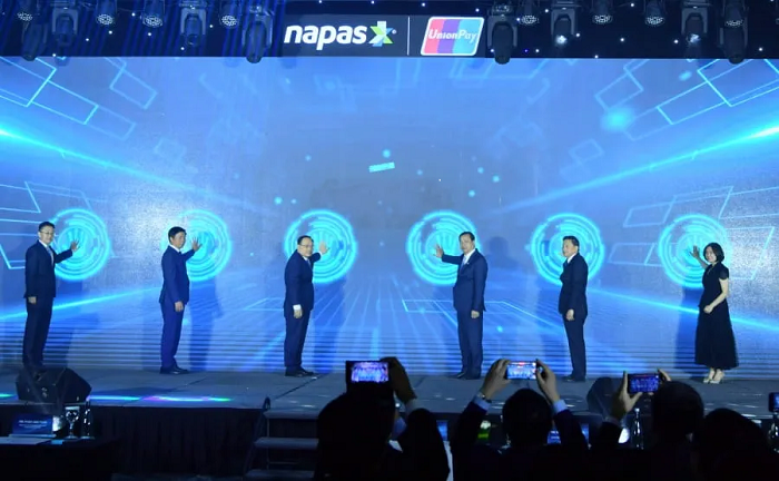 Các đại biểu thực hiện nghi thức khởi động kết nối - đại diện Vietcombank, bà Phùng Nguyễn Hải Yến - Phó Tổng Giám đốc (ngoài cùng bên phải).