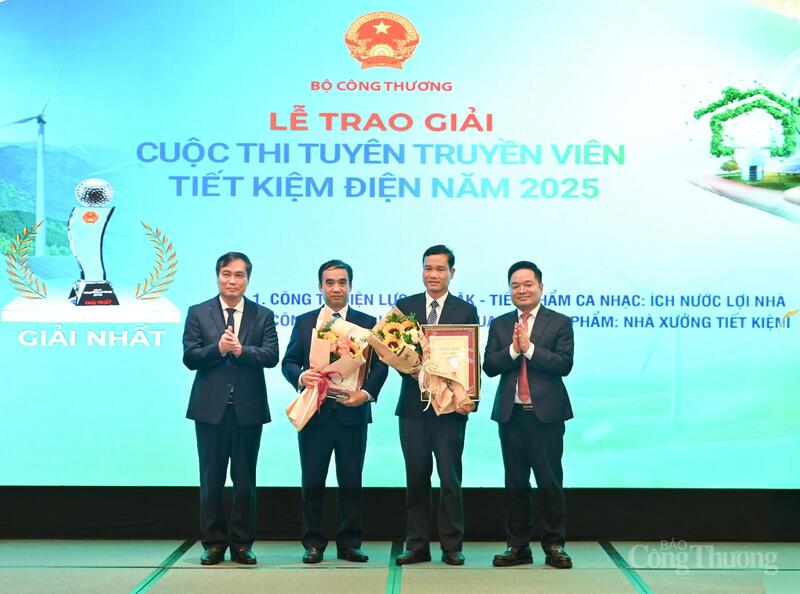 Ông Nguyễn Văn Minh - Tổng Biên tập Báo Công Thương (đầu tiên bên phải) và ông Phan Xuân Thủy - Phó Trưởng ban Tuyên giáo và Dân vận Trung ương trao giải Nhất cho Công ty Điện lực Tuyên Quang và Công ty Điện lực Đắk Lắk