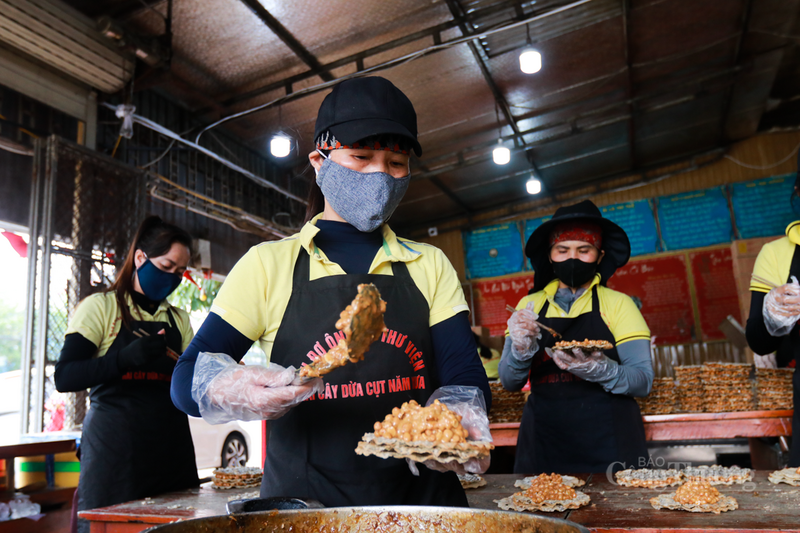 Theo ghi nhận của phóng viên Báo Công Thương, những ngày này, không khí sản xuất tại các cơ sở làm kẹo cu đơ trên địa bàn tỉnh Hà Tĩnh đang sôi động hơn bao giờ hết. Tiếng máy trộn, tiếng dao cắt, cùng sự khẩn trương của đội ngũ công nhân diễn ra liên tục từ sáng sớm đến tối muộn.