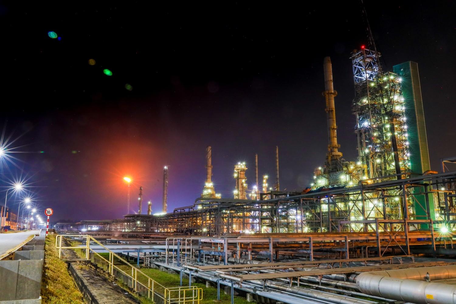 3. Tối ưu hóa mức tiêu thụ năng lượng và quản lý hao hụt hiệu quả. BSR đã đưa tỷ lệ năng lượng tự tiêu thụ và hao hụt của nhà máy lọc dầu Dung Quất về mức 7,20% – mức thấp nhất trong toàn bộ lịch sử vận hành. Đây là bước tiến mang tính đột phá, thể hiện sự nỗ lực bền bỉ của các ban chuyên môn, các kỹ sư vận hành và công nghệ trong việc kiểm soát tiêu hao năng lượng, nâng cao hiệu suất và xử lý tận gốc các điểm thất thoát. 3. Tối ưu hóa mức tiêu thụ năng lượng và quản lý hao hụt hiệu quả. BSR đã đưa tỷ lệ năng lượng tự tiêu thụ và hao hụt của nhà máy lọc dầu Dung Quất về mức 7,20% – mức thấp nhất trong toàn bộ lịch sử vận hành. Đây là bước tiến mang tính đột phá, thể hiện s