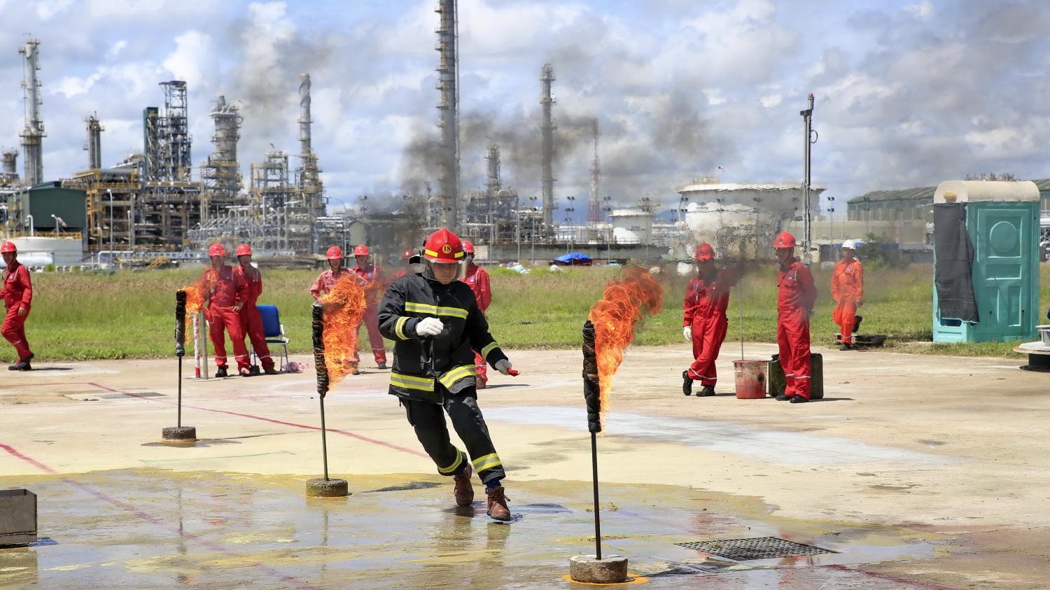 2. Trong năm 2025, nhà máy lọc dầu đã chính thức cán mốc 54 triệu giờ công an toàn không có tai nạn mất ngày công – một thành tích vượt trội, khẳng định văn hóa an toàn đã thật sự thấm sâu vào từng quy trình, từng hành vi và từng quyết định của mỗi người lao động. Thành quả này không chỉ phản ánh sự tuân thủ nghiêm ngặt các quy trình kỹ thuật, mà còn thể hiện sự chủ động nhận diện rủi ro, áp dụng công nghệ thông tin vào công tác kiểm định – bảo dưỡng, nâng cấp hệ thống giám sát trực tuyến để tạo 2. Trong năm 2025, nhà máy lọc dầu đã chính thức cán mốc 54 triệu giờ công an toàn không có tai nạn mất ngày công – một thành tích vượt trội, khẳng định văn hóa an toàn đã thật sự thấm sâu vào từng quy trình, từng hành vi và từng quyết định của mỗi người